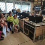 W Muzeum Elektroniki dzieci roziązują qiuz