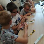 dzieci montują własne przetwornice używając kabli i śrubokręta