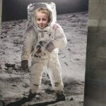 Chłopiec w stroju astronauty