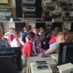 wizyta w Muzeum Elektroniki, uczniowie oglądają stare sprzęty elektroniczne