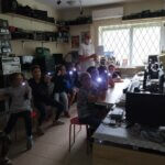 zadowolone dzieci pokazują efekty swojej pracy - latarki