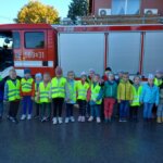 Dzieci stoi przed wozem strażackim