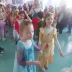 Dzieci w strojach karnawałowych, tańczą