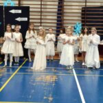 Dziewczynki stoją w białych sukniach
