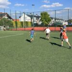 Chłppcy grają w piłką nożną