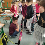 Dzieci układają buty w czasie wróżby