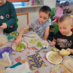 dzieci układają warzywa na kanapkach