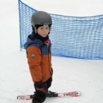 Chłopczyk na nartach