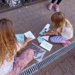 Dwie dziewczynki wykonują zadanie - układają puzzle