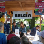 Stoisko z napisem Belgia, przy nim dzieci i dorośli