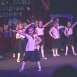 Dziewczynki tańczą na scenie
