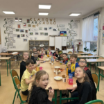 Uczniowie 3 c, po wspaniałym balu, odpoczywają przy słodkim poczęstunku
