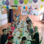 Uczniowie klasy 1d w strojach karnawałowych zajadają smakołyki