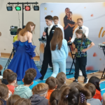 Pan i pani uczą uczniów tańczyć krok podstawowy walca angielskiego