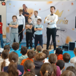 Pan uczy czterech chłopców nowoczesnego tańca
