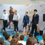 Tancerze prezentują strój do tańców latynoamerykańskich