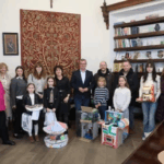 Pan Burmistrz pozuje do zdjęcia z nagrodzonymi uczniami i ich rodzicami