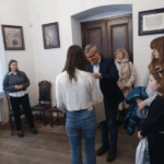Pan Burmistrz wręcza uczennicy nagrodę