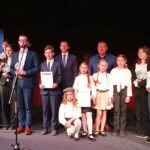 Uczniowie prezentują dyplomy i statuetki