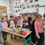 Uśmiechnięci uczniowie prezentujący swoje zdrowe sałatki