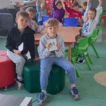 Dzieci pokazują dzienniczki rowerowe
