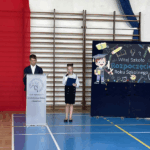 Uczeń i uczennica prowadzący apel mówią do dzieci