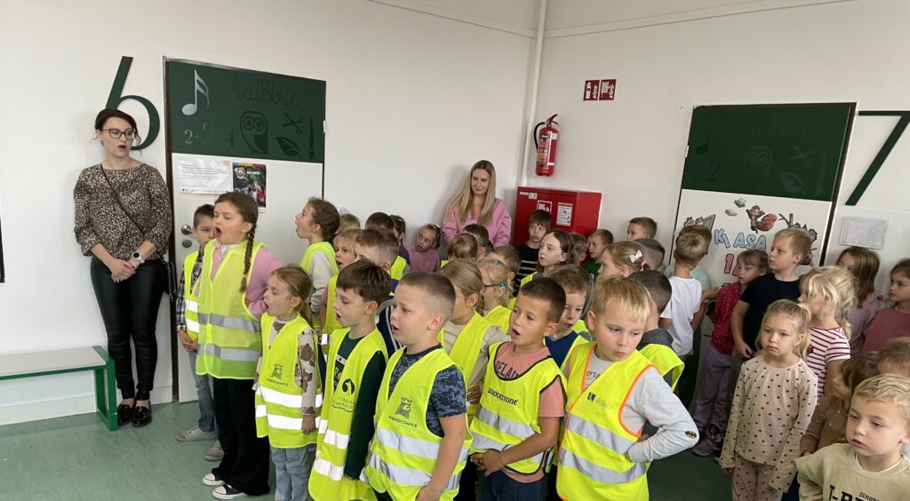 Grupa dzieci śpiewa piosenkę