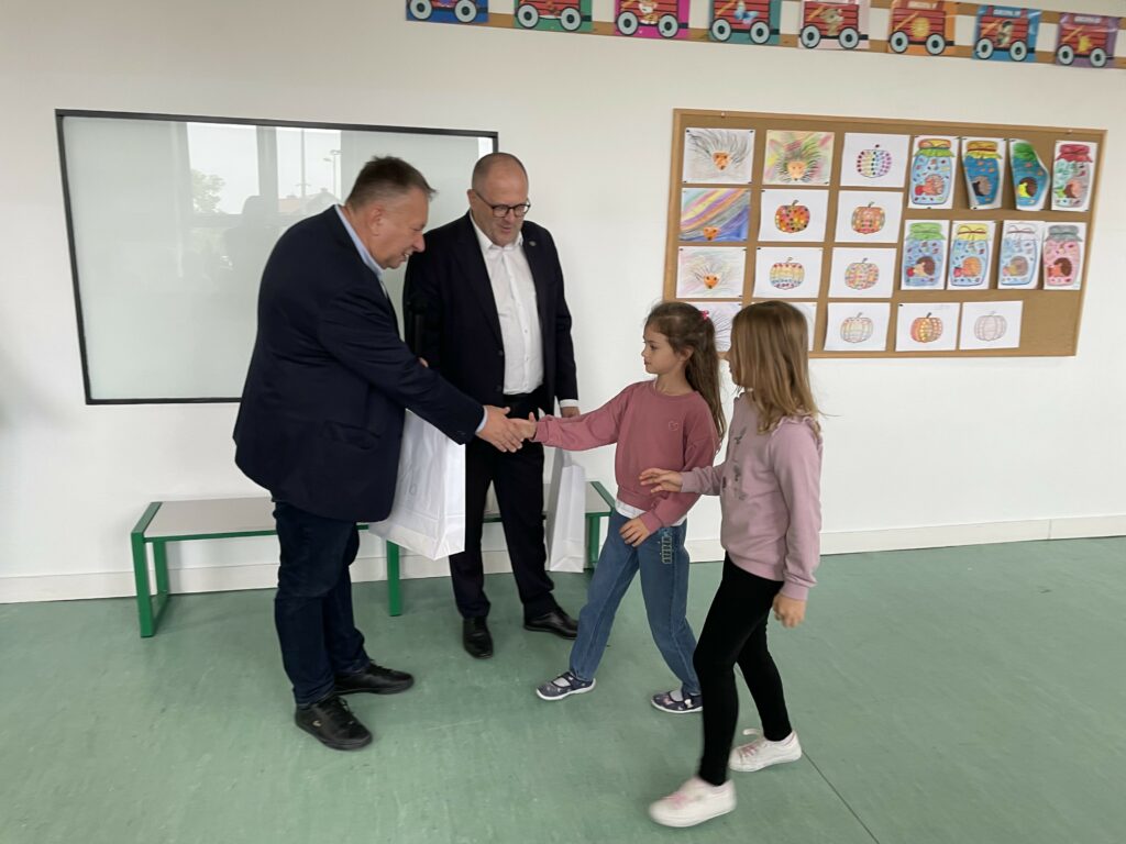 Dwie uczennice otrzymują kamizelki od pana dyrektora W.Bobowskiego