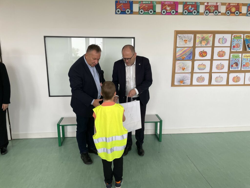 Chłopiec odbiera kamizelki dla klasy