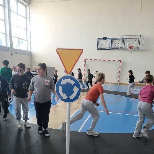 Uczniowie poruszają się na rondzie