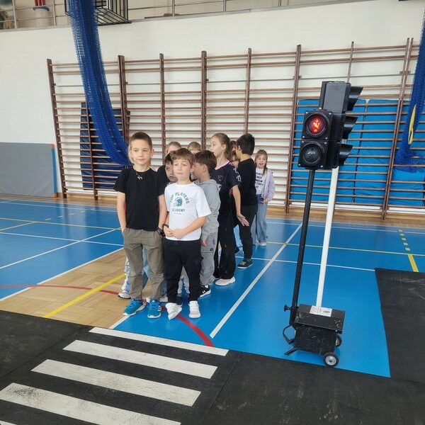 Uczniowie przygotowują się do przejścia przez pasy