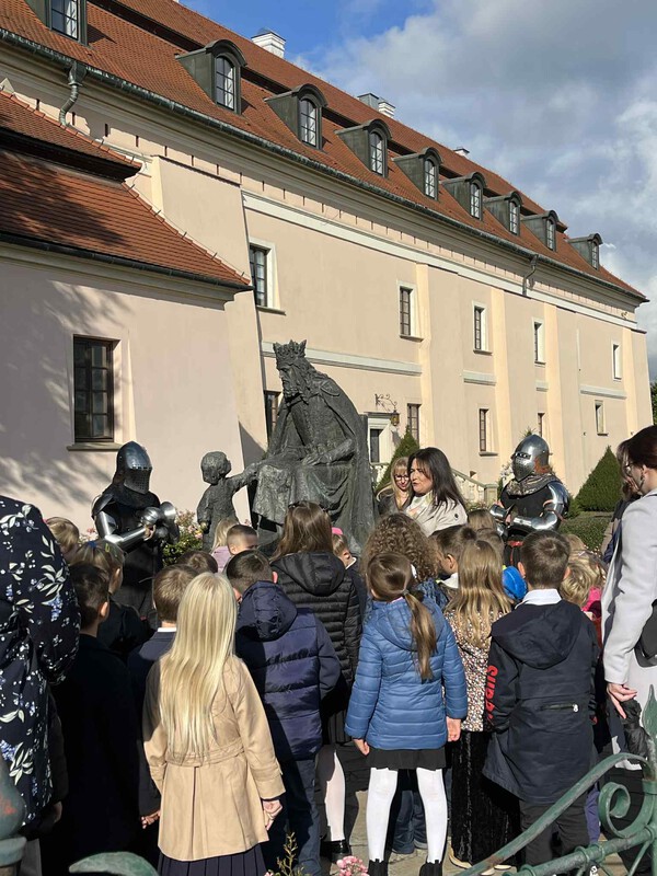 Dzieci pod pomnikiem Króla Kazimierza