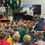 mężczyzna gra na pianinie