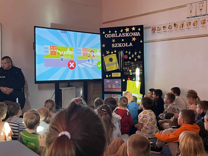 Na podsumowanie spotkania włączono przygotowany filmik, na którym widać prawidłowe zachowania na drodze i te nieprawidłowe. Dzieci z zaciekawieniem oglądały i utrwaliły tym samym wiadomości o bezpieczeństwie.