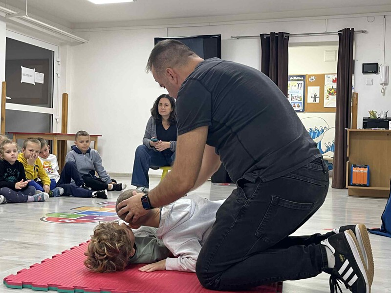 Przedszkolaki miały okazję zobaczyć jak ich koledzy z pomocą ratownika demonstrują jak prawidłowo sprawdzić czy ktoś oddycha.