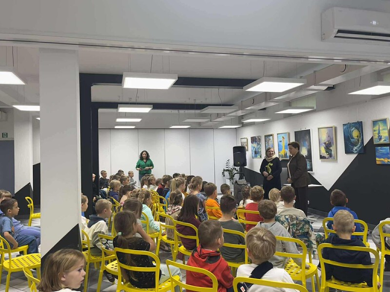 Przedszkolaki z zaciekawieniem wysłuchały opowieści autorki jak powstały jej książki. Na zdjęciu widać dzieci z oddziałów przedszkolnych siedzące przez panią Ewą.