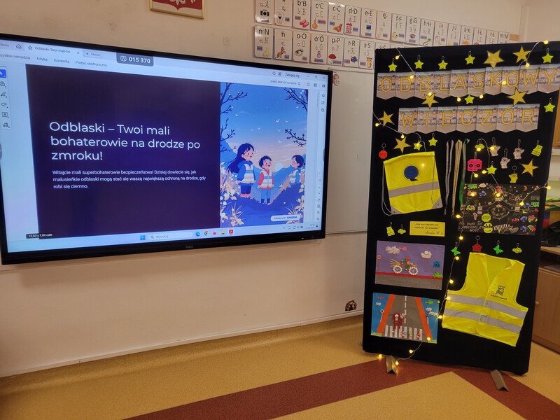 Tablica z dekoracjami oraz wyświetlona prezentacja o odblaskach