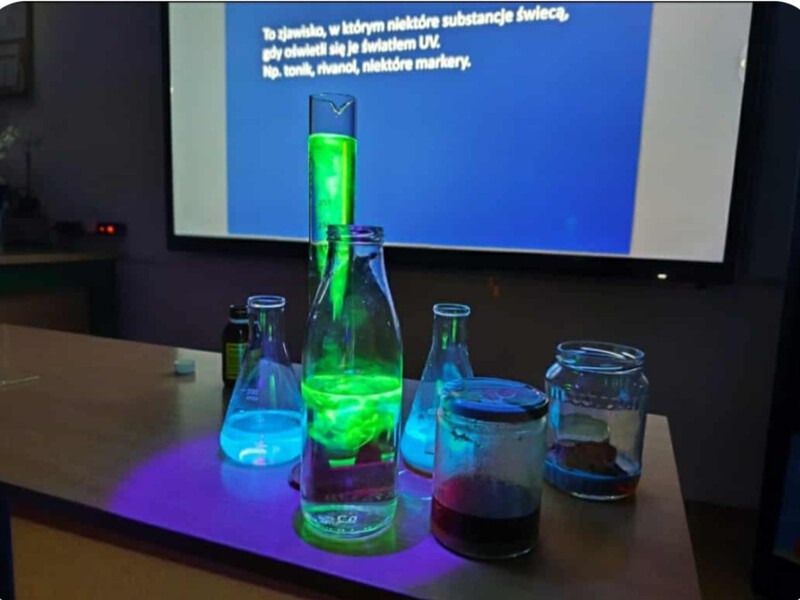 Doświadczenie chemiczne fluorescencyjne