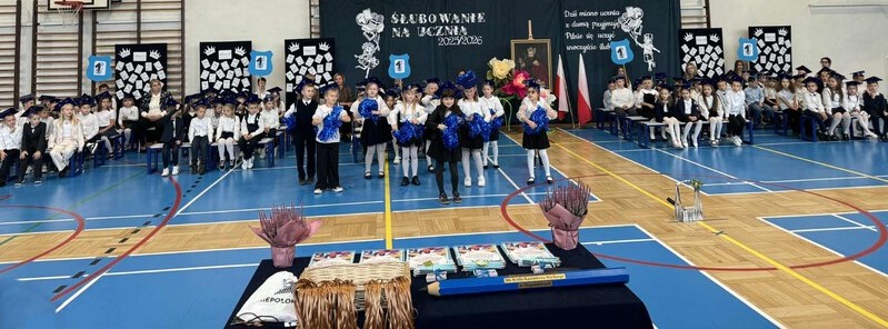 Grupa dzieci z klas pierwszych tańczy z pomponami