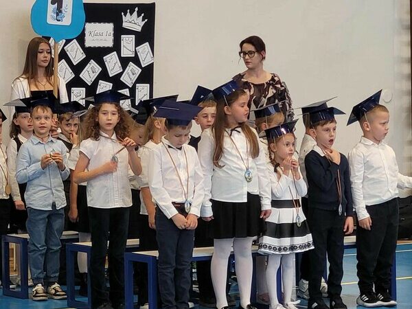 Grupa dzieci z klasy 1 a stoi i śpiewa piosenkę