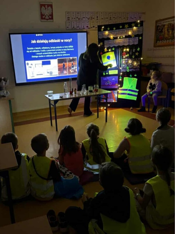 Uczniowie oglądają doświadczenie z odblaskami