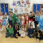 Duża grupa dzieci pozuje w strojach postaci z bajek