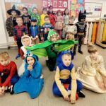Dzieci z zerówki prezentują swoje stroje postaci z bajek