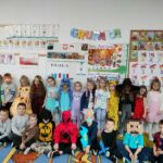 Dzieci z zerówki prezentują swoje stroje przygotowane na dzień postaci z bajek