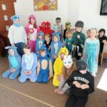 Grupa dzieci w strojach postaci z bajek