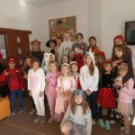 Grupa dzieci wraz z nauczycielką prezentuje swoje stroje postaci z bajek