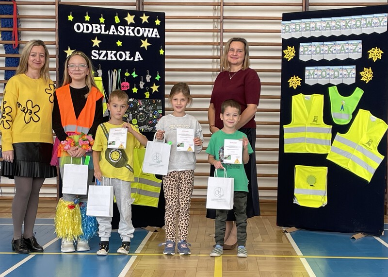 Dzieci, które otrzymały nagrody za konkursy i dwie panie.