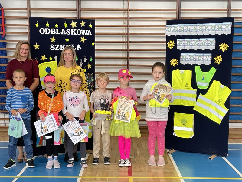 Dzieci, które otrzymały nagrody za konkursy i dwie panie.