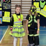 Dwie dziewczynki prezentują modę odblaskową.