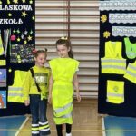 Dwie dziewczynki prezentują swoje stroje.